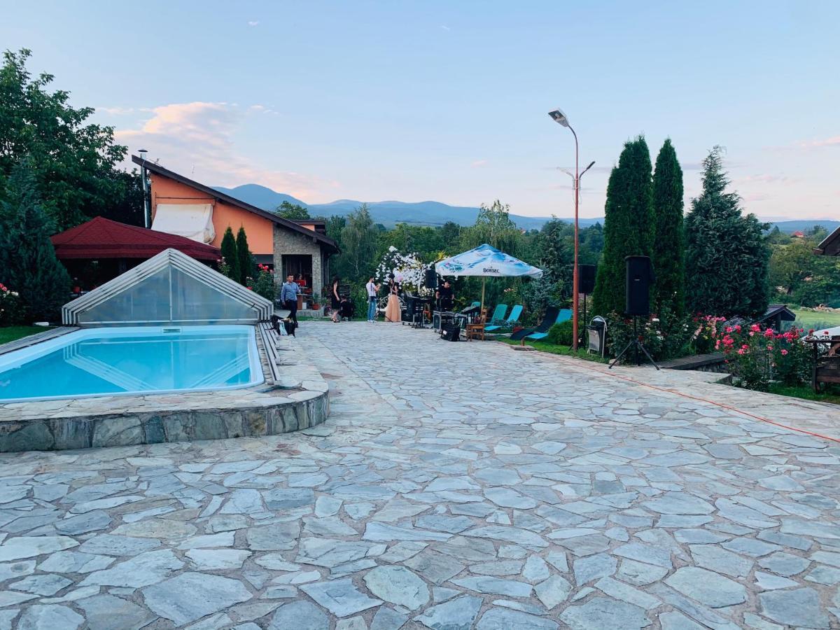Alex & Maria Cărpinişu Exterior foto